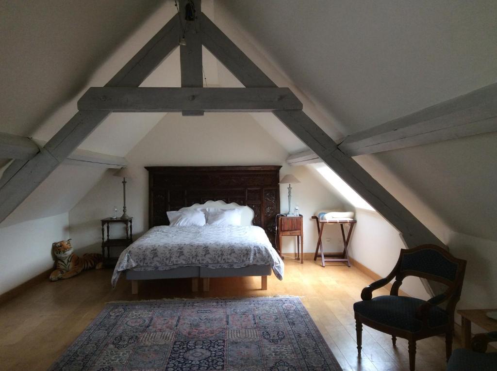 Piscine extérieure dans le jardin du Haras de Baudemont, chambre d'hôtes romantique à Ittre.