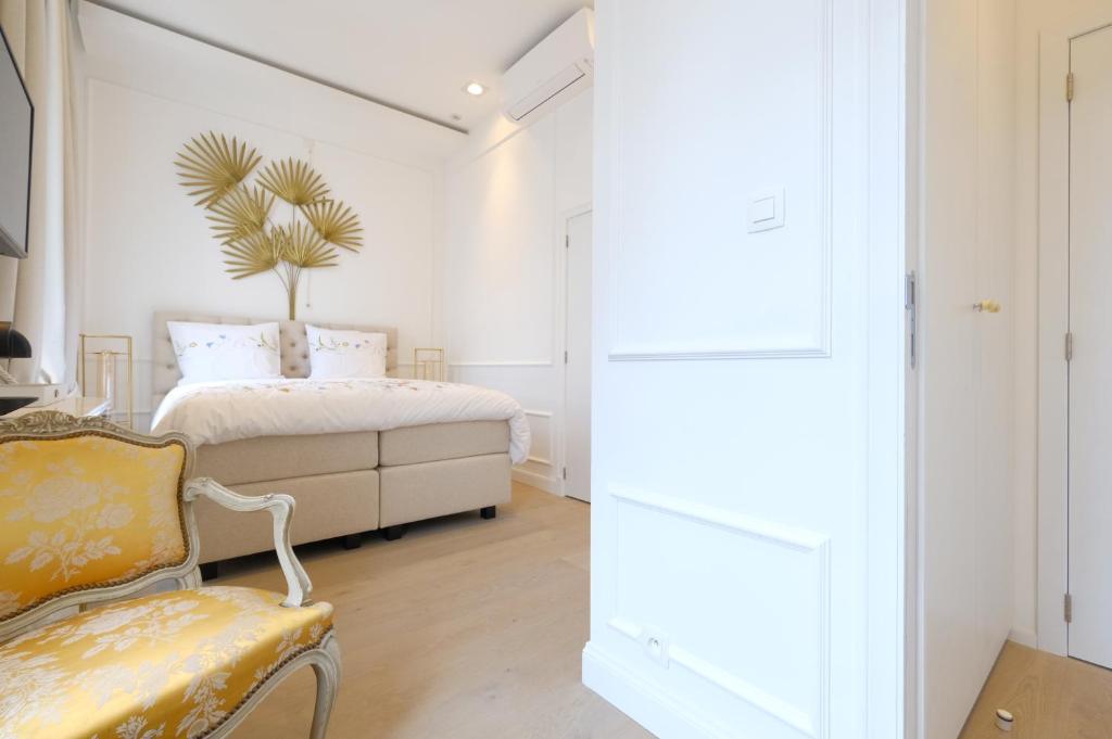 Chambre Jade lumineuse avec décoration dorée et lit king size confortable