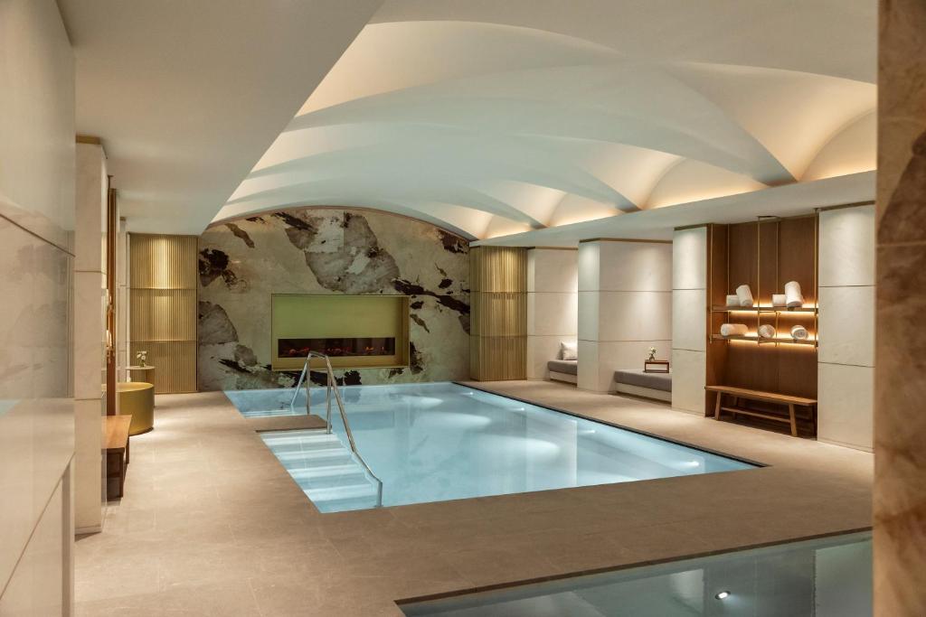 Spa de luxe avec piscine intérieure au Corinthia Grand Hotel Astoria Bruxelles