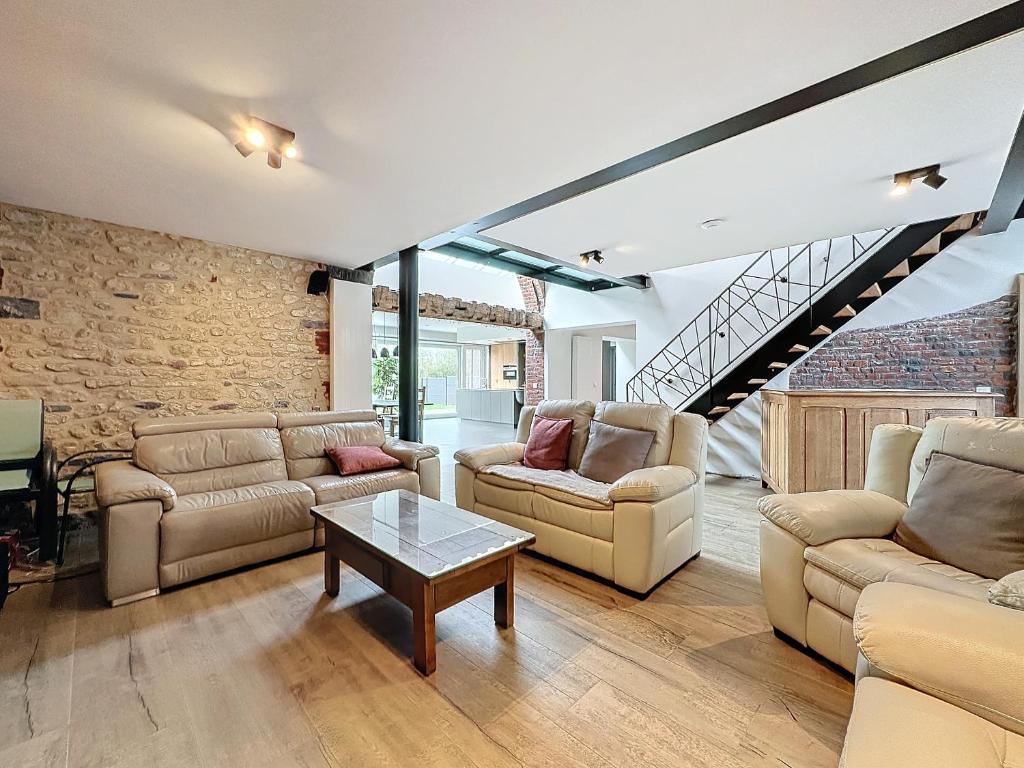 Chambre romantique et moderne dans une ancienne grange rénovée à Nivelles.