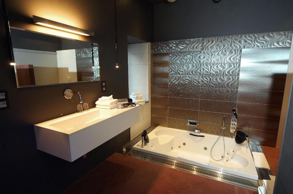 Baignoire Ă bulles dans la suite romantique au Saint-amour Ă Durbuy