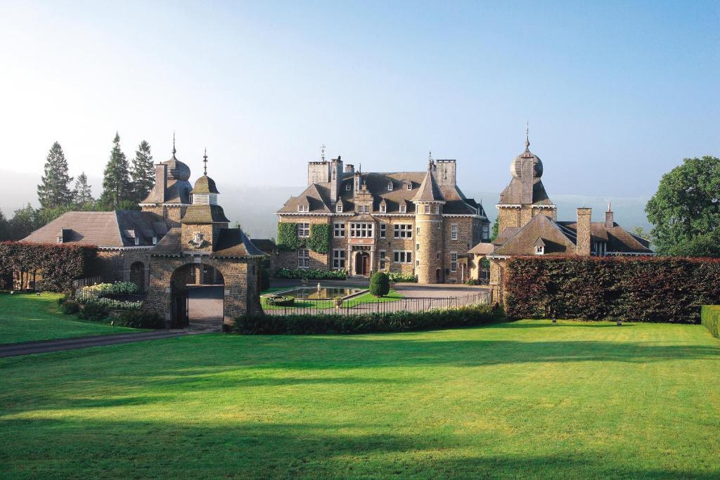 Façade majestueuse du Manoir de Lébioles, le petit Versailles des Ardennes