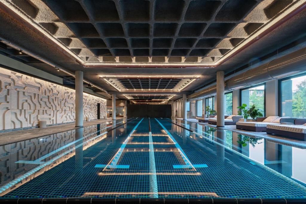 Piscine intérieure design en béton brut du Mix Brussels (Gym & Hotel)