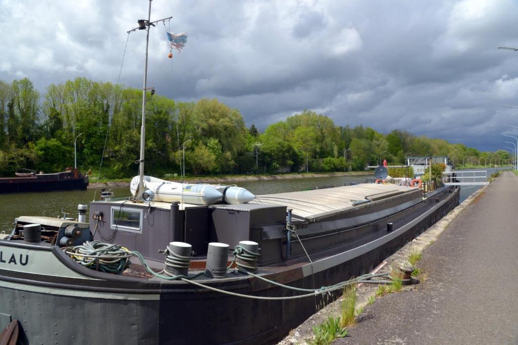 Séjour insolite en amoureux sur la péniche Rayclau à Ronquières avec terrasse sur l'eau.