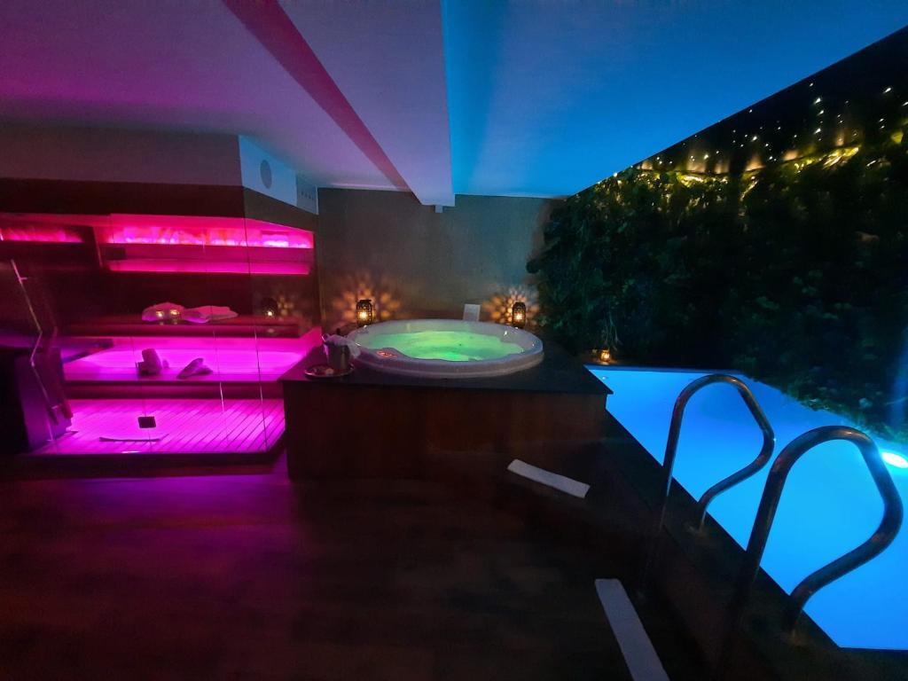 Suite de luxe Zanzibar au Clos des Thermes à Liège équipée d'une piscine intérieure privée, sauna et jacuzzi pour un séjour bien-être.