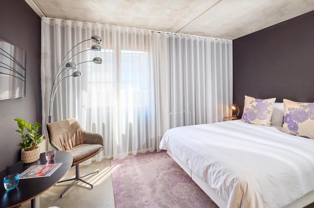 Chambre élégante de l’hôtel BANKS Antwerp, idéale pour un séjour romantique au cœur d’Anvers