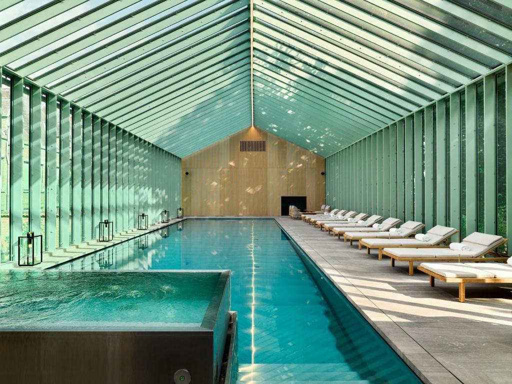 Piscine intérieure et espace bien-être du Botanic Sanctuary Antwerp, hôtel d’exception pour un séjour romantique à Anvers