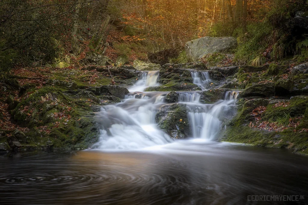 Petite cascade le long de la rivière Hoëgne, ambiance sauvage lors de la promenade en forêt