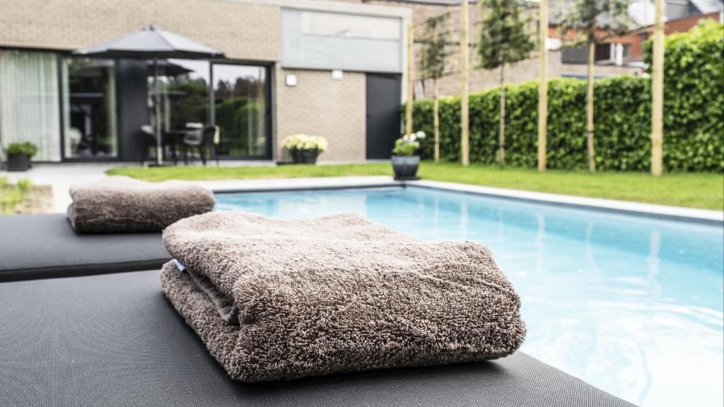 Piscine extérieure de Guesthouse Max, maison d’hôtes au calme pour une escapade romantique près d’Anvers
