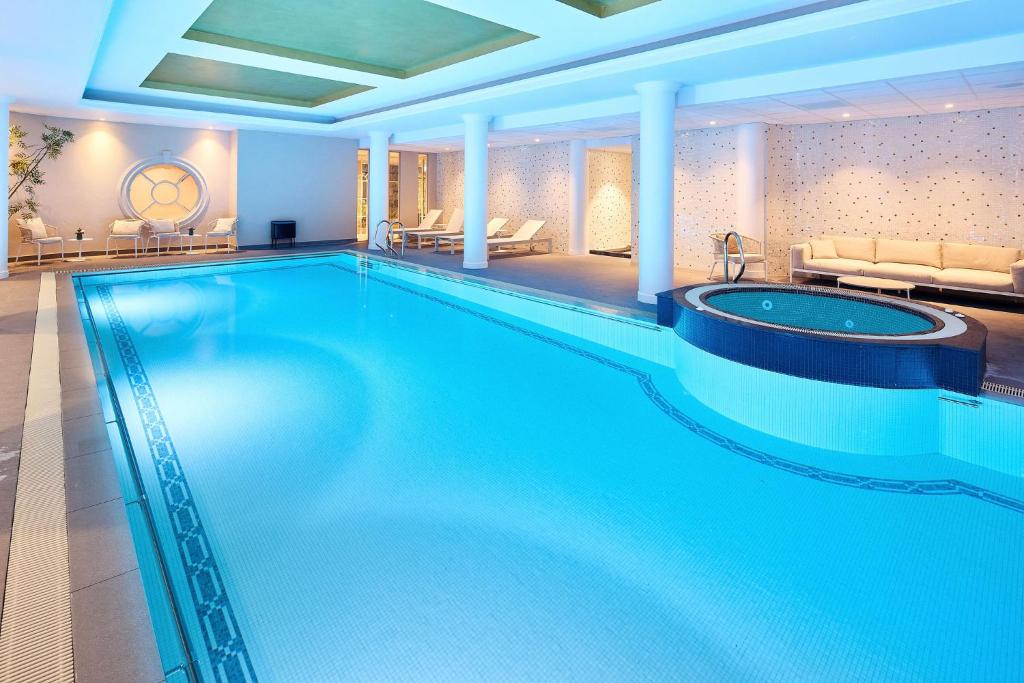 van-der-valk-park-lane-anvers-piscine-interieure