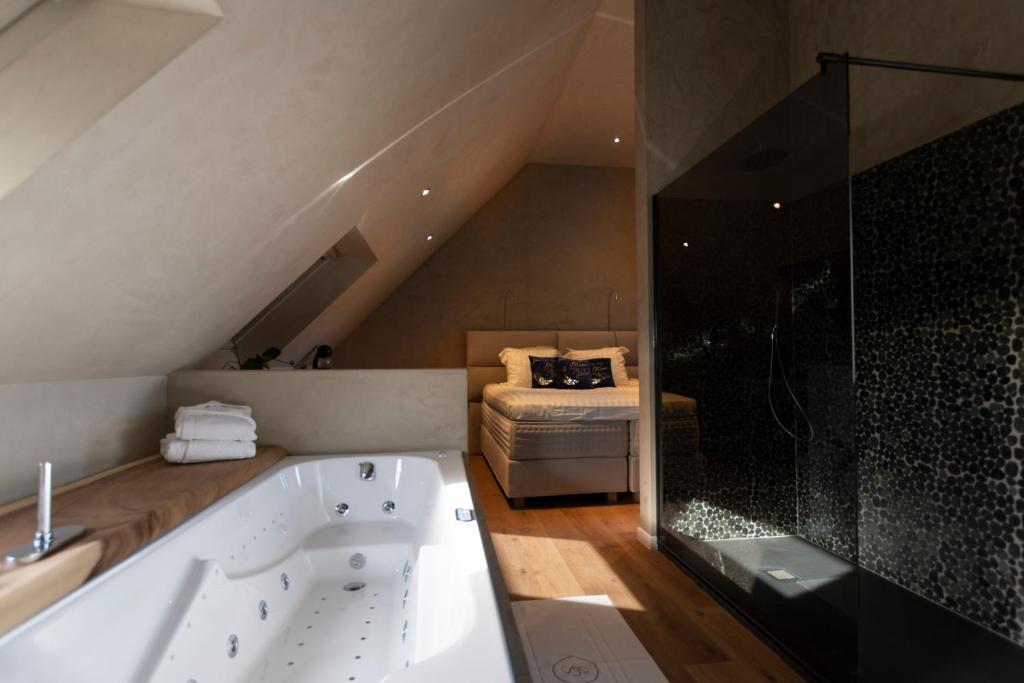 Chambre wellness avec jacuzzi au Wellness Sweet Bonihu B&B à Bruges